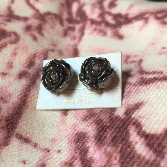 Kohl's Jewelry - SALE❣️🌹 Rose bud Earrings